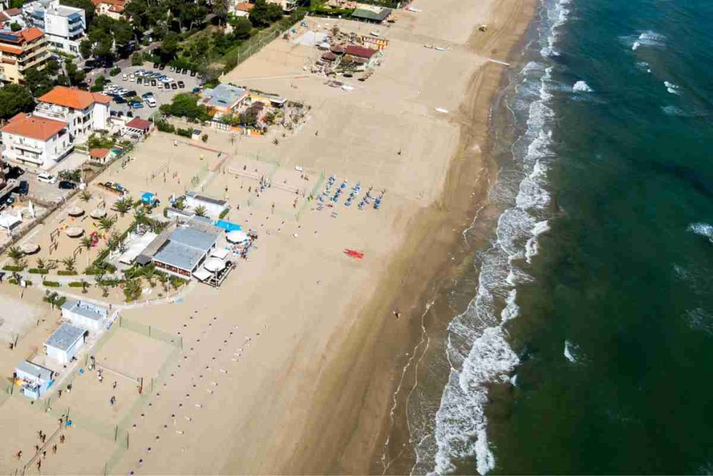 Spiaggia Di Silvi Marina Oltre Sei Chilometri Di Arenile Sabbioso E