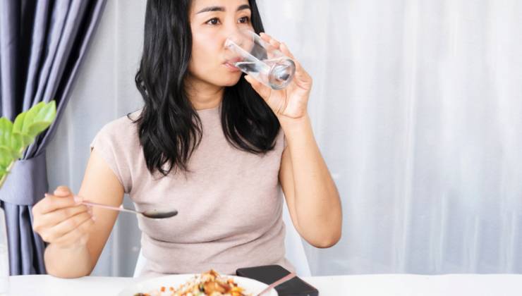 Bere acqua durante i pasti: sfatiamo un falso mito