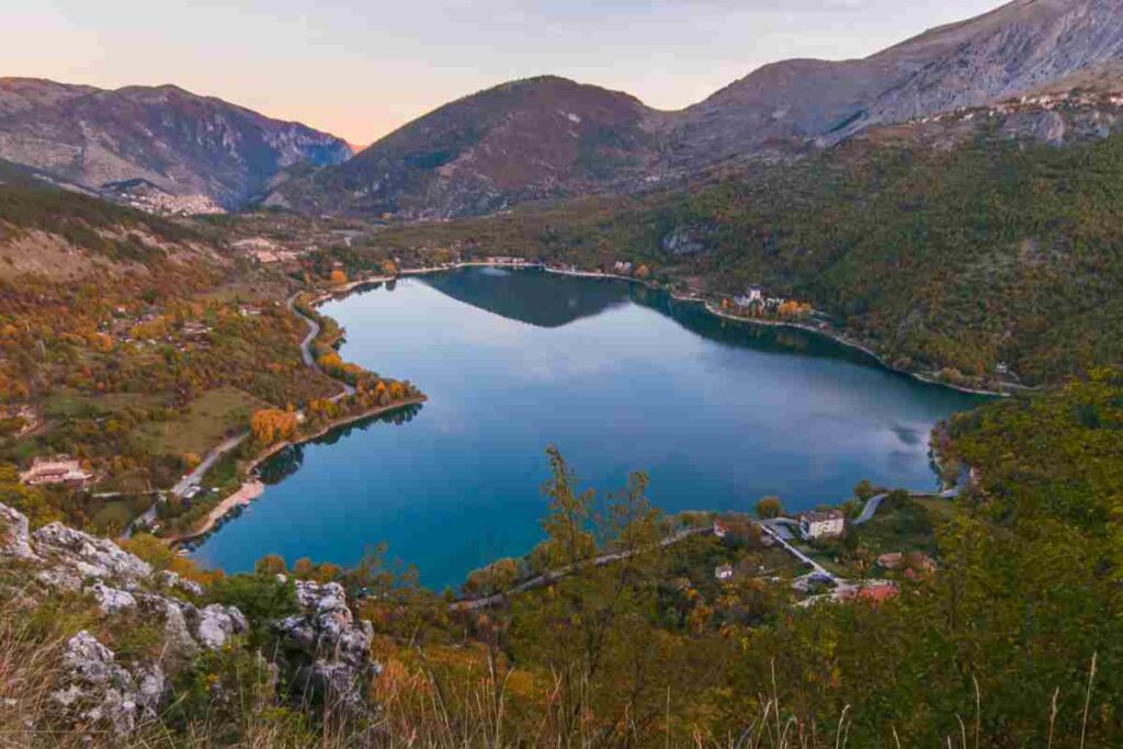 Lago di Scanno a forma di cuore, una perla nel Parco Nazionale d ...