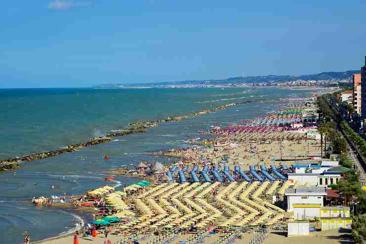 Montesilvano, spiaggia con ombrelloni