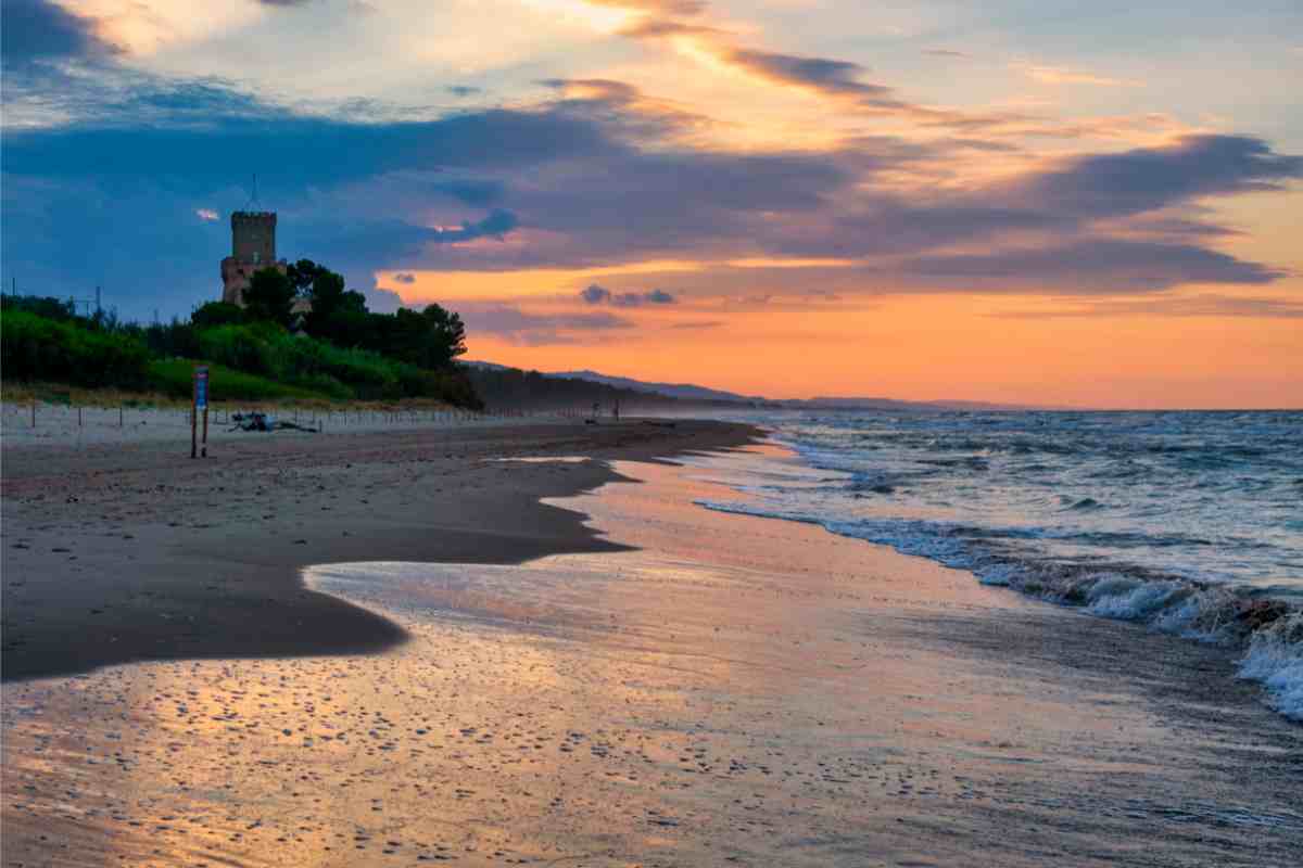 Spiaggia di Torre Cerrano all'alba con splendidi colori dell'aurora