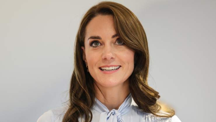 Foto Kate senza capelli reazione Buckingham Palace