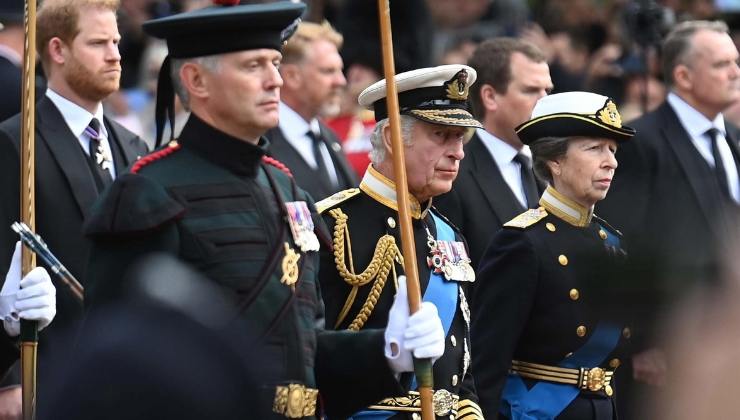 Harry fa preoccupare Re Carlo, diserta un funerale