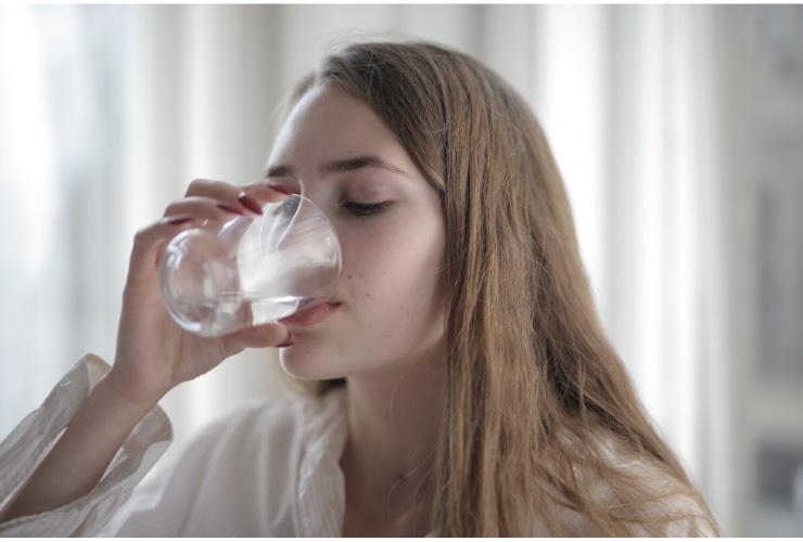 quanta acqua bere per bruciare il grasso