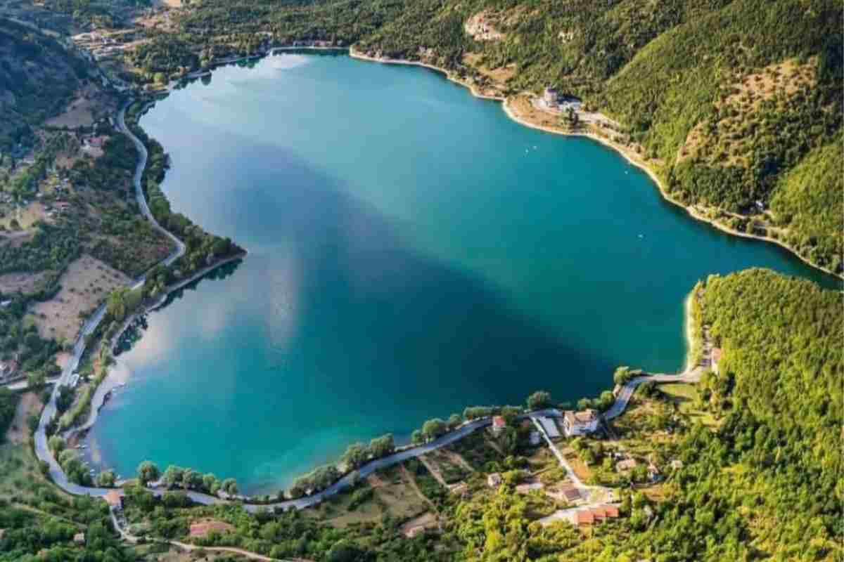 Il vero lago a forma di cuore foto IG abruzzoattrattivo inabruzzo.it